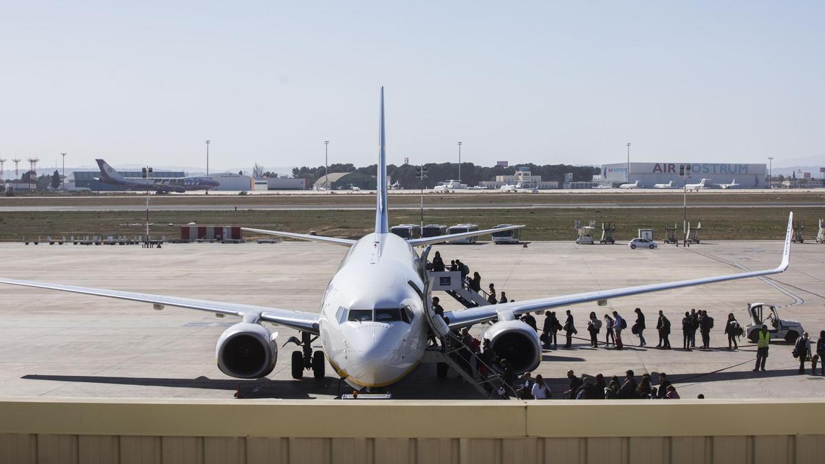 Pasajeros subiendo a un avión en el aeropuerto de Valencia, en una imagen de archivo.