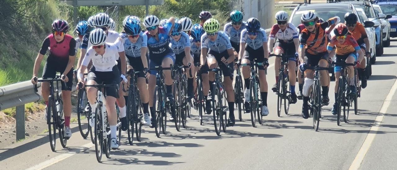 Corredoras en el campeonato autonómico de féminas en Bèlgida