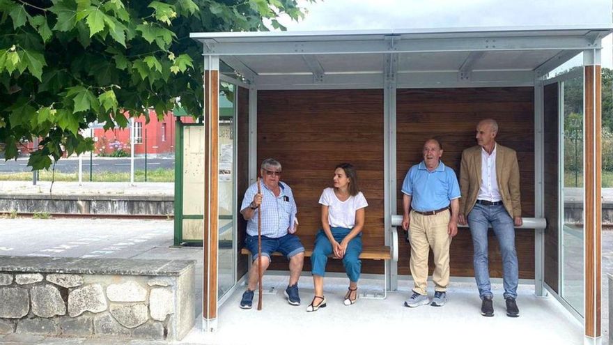El alcalde y la directora xeral, ayer, con vecinos en la parada. | // L.O.