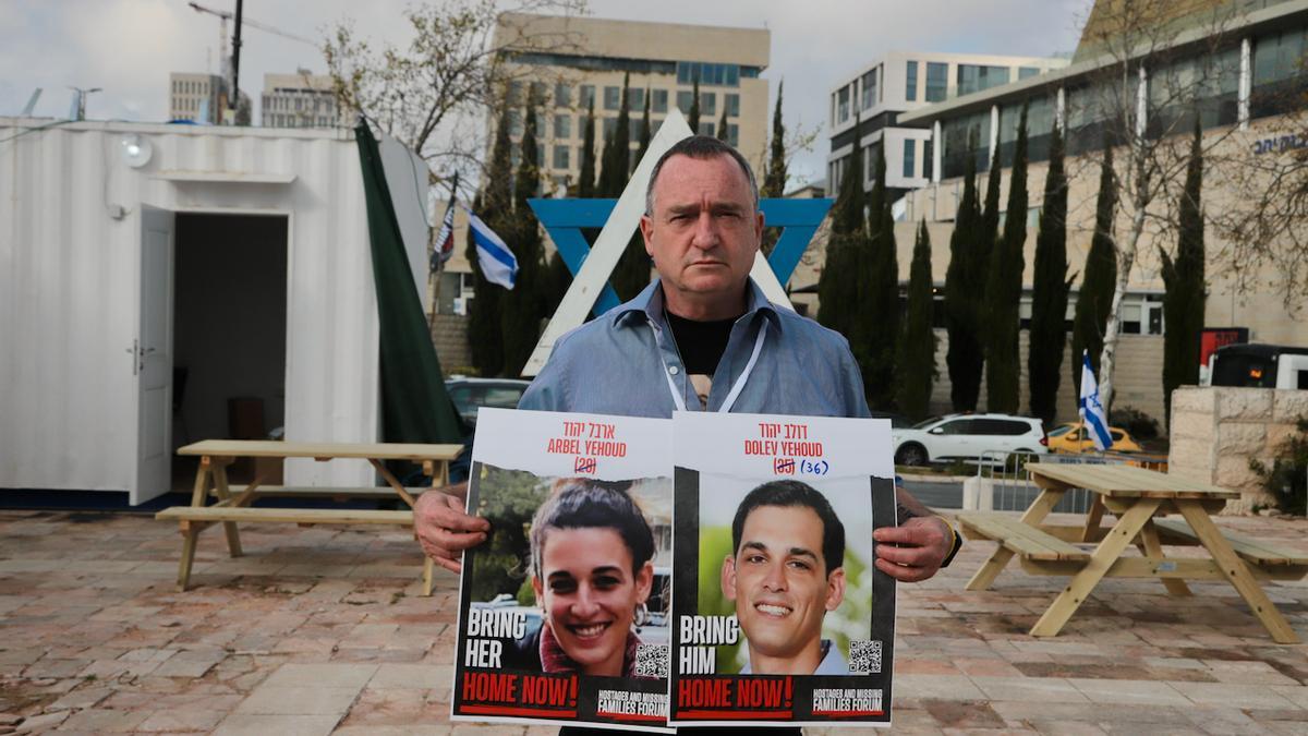 Marcelo Garzón muestra la foto de su yerno, Dolev Yehoud, y la hermana de este, Arbel, secuestrados por Hamás el 7 de octubre