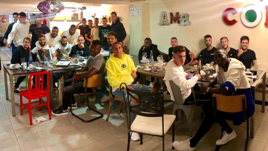 Los 24 futbolistas, reunidos hoy en el restaurante Valdevez. // FdV