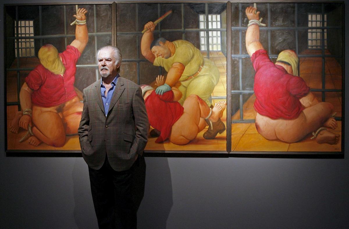 El pintor colombiano Fernando Botero posa ante su tríptico Abu Ghraib 43, 2005, durante la presentación de su exposición dedicada a las torturas de la cárcel iraquí de Abu Ghraib, en Valencia en 2008