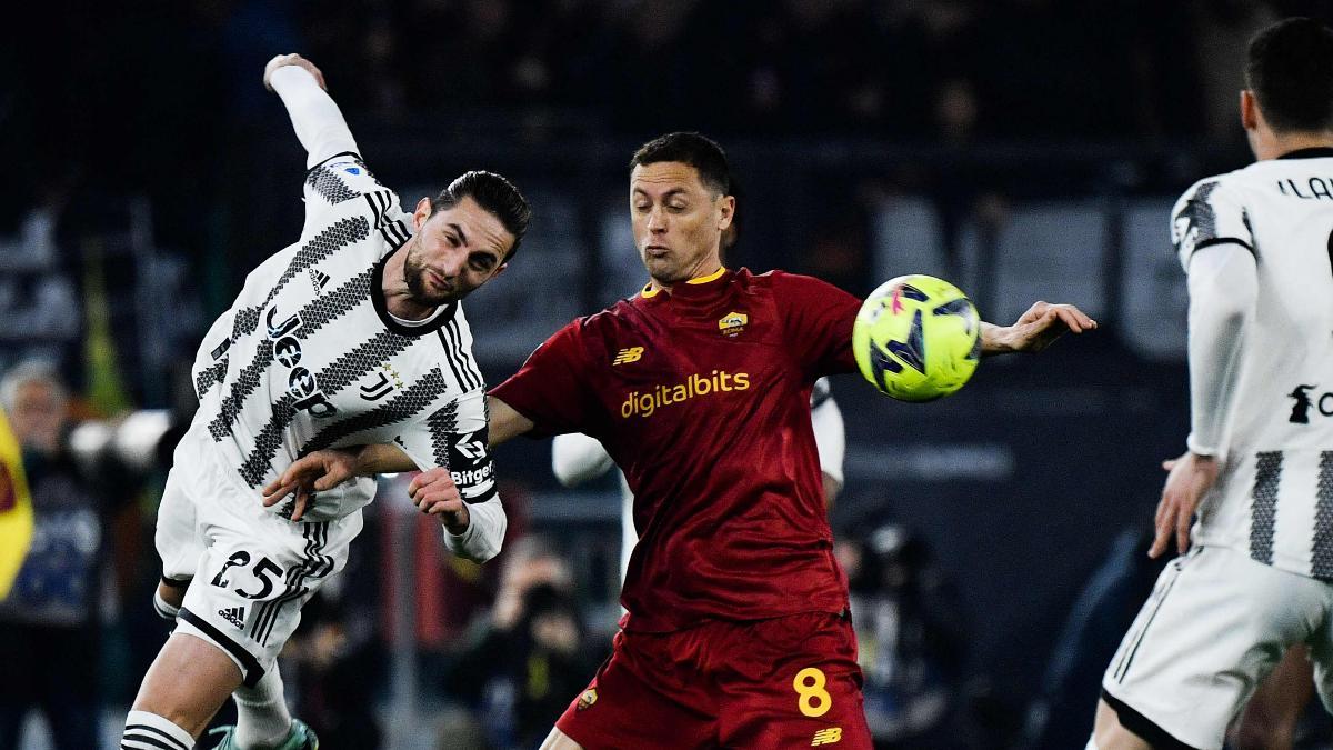 Rabiot remata un balón con la cabeza frente a la Roma