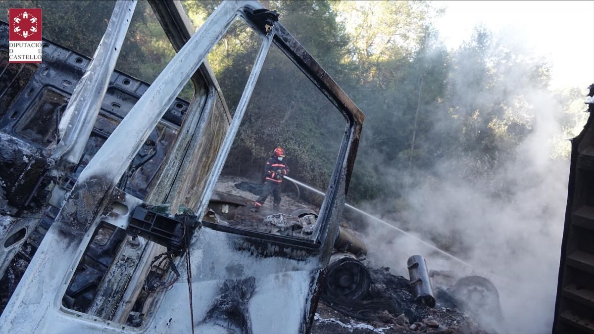 Incendio tras caer un camión por un barranco en l'Alcora