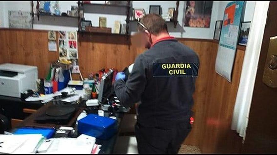 La Guardia Civil toma muestras para hallar huellas e intentar identificar al autor o autores del robo en la sede de Gaex