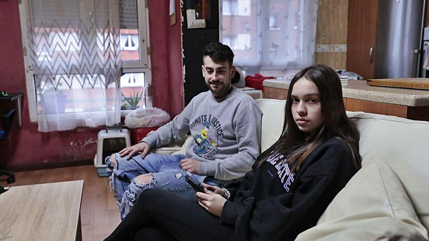 Jordán Santana y su hermana Tamara, en su vivenda afectada por las humedades. | Marcos León