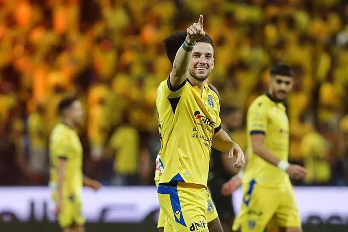 El cordobés Álvaro Medrán en un partido de la Liga Saudí con el Al Taawooun.