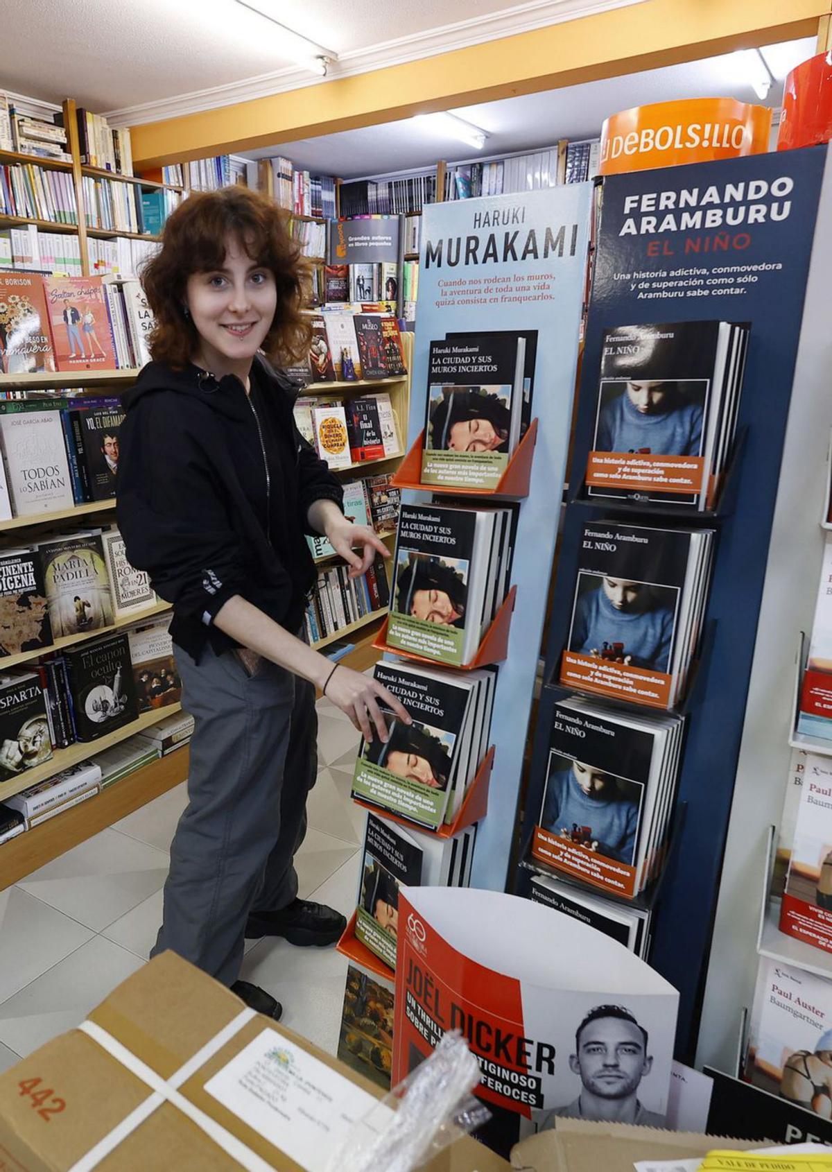 Yovança muestra los éxitos del mes en la librería Escolma. Gustavo Santos