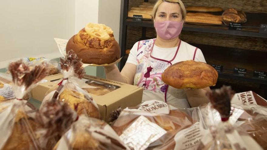 Alona Rogozhyn, empleada del Horno Moscardó de Alberic, rodeada de panquemados en una imagen de ayer. | PERALES IBORRA