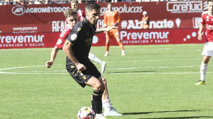 Moyita aumenta los quilates en el centro del campo del Real Murcia