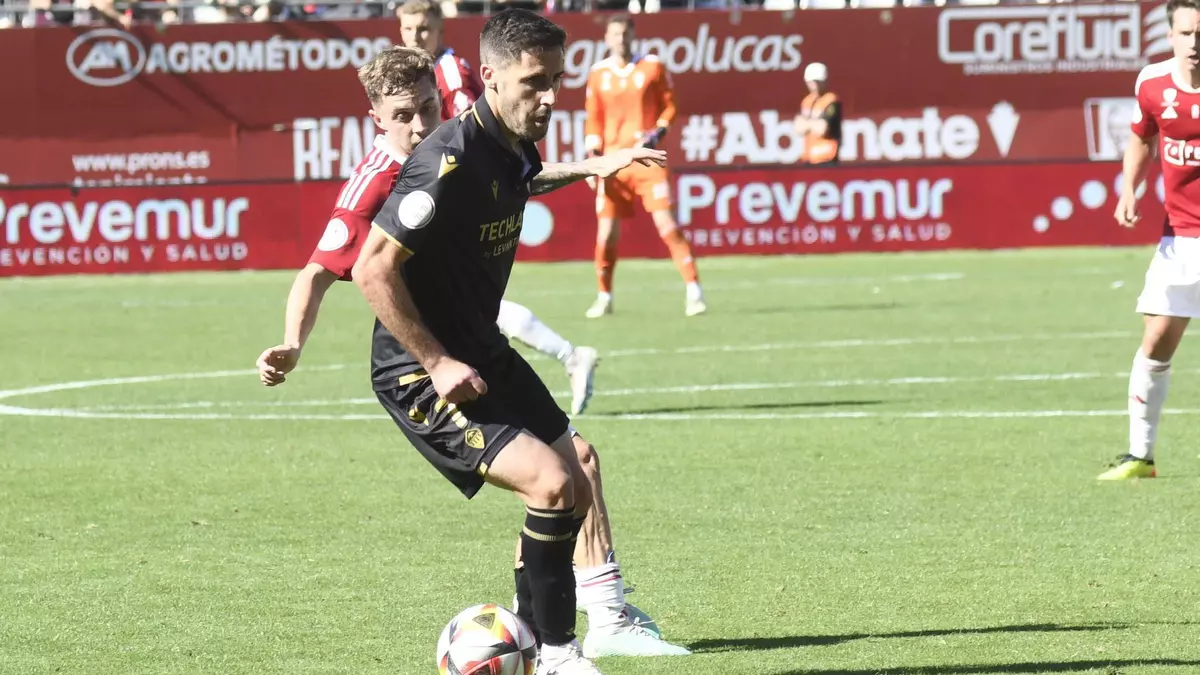Moyita aumenta los quilates en el centro del campo del Real Murcia