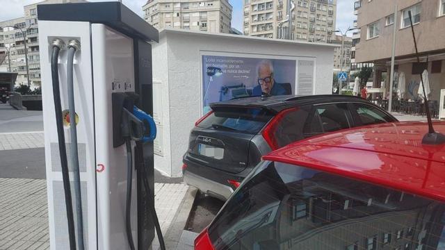 Uno de los postes instalados en Fernando Conde, junto a la Praza Elíptica, fuera de servicio.