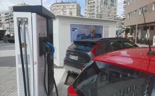 La zona azul, sin cargadores de vehículos eléctricos: debería tener 27 hace 8 meses
