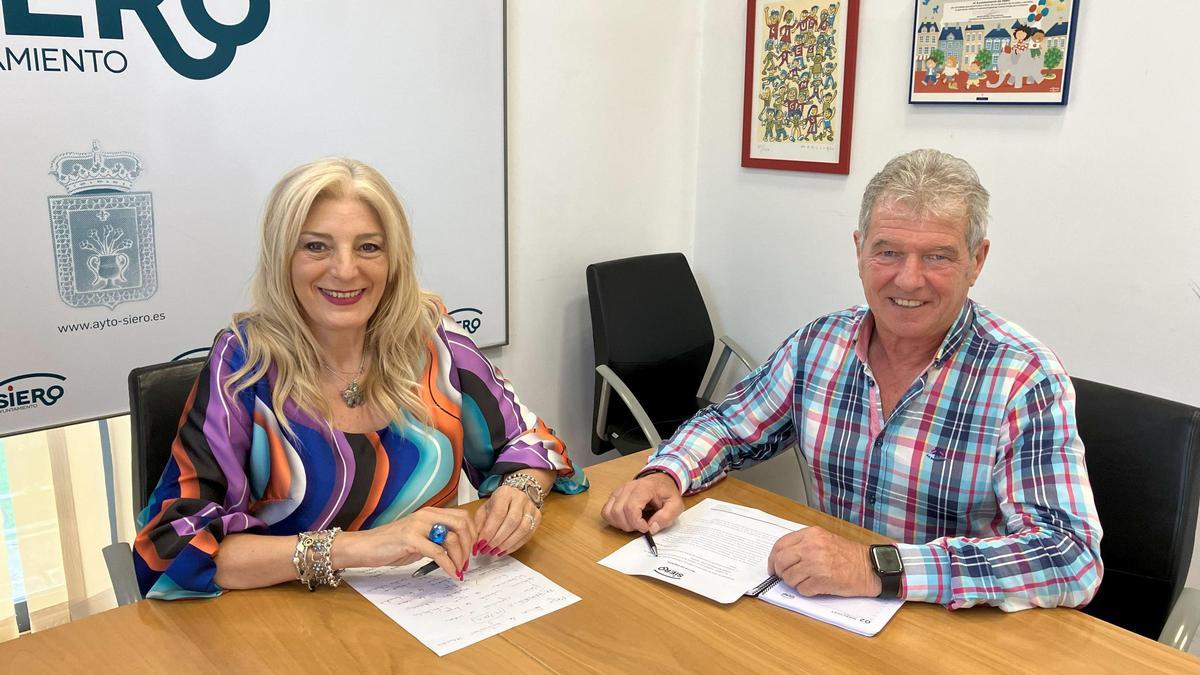 Aurora Cienfuegos y Raimundo Díaz, en el Ayuntamiento, durante la presentación del proyecto.