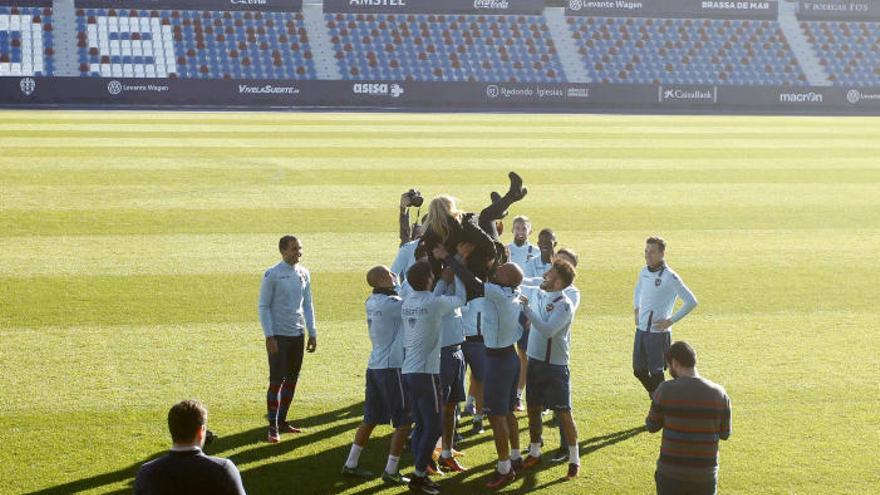 Los jugadores del Levante disfrutaron en su entrenamiento de Reyes.