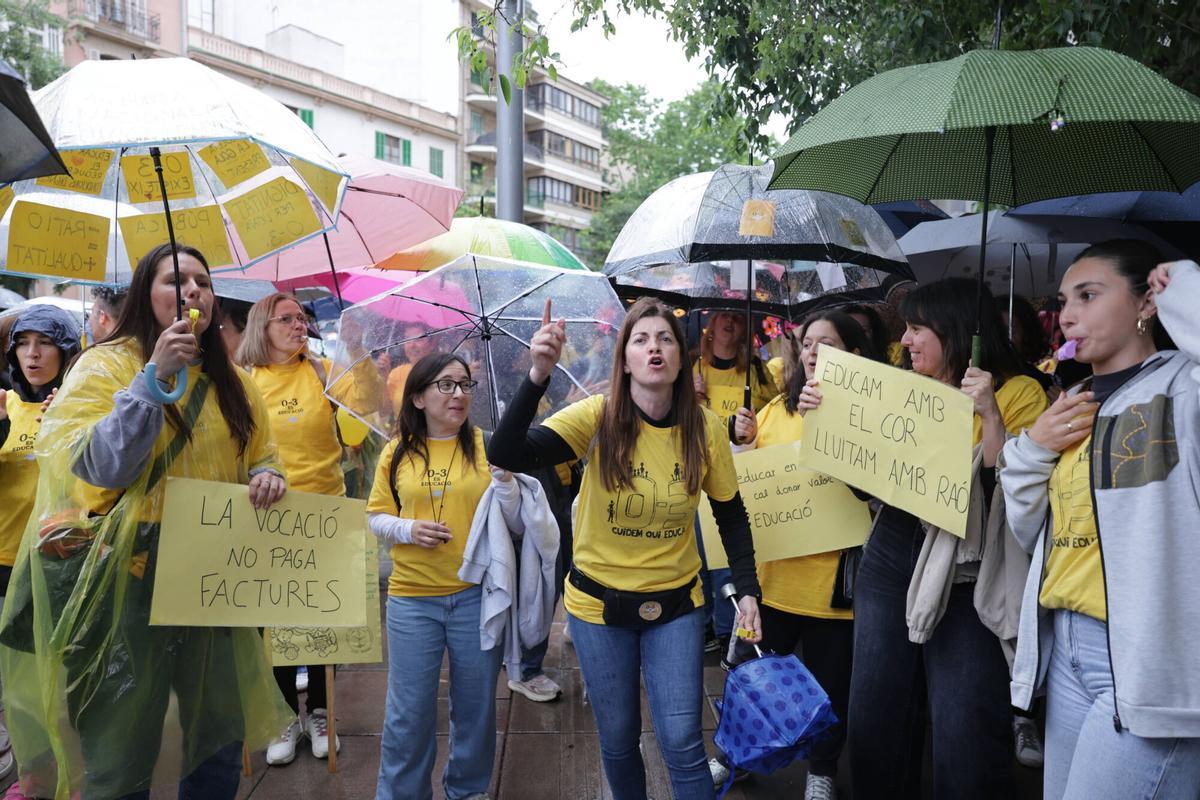 Concentración de las educadoras de las escoletes 0-3 en Palma Concentración de las educadoras de las escoletes 0-3 en Palma