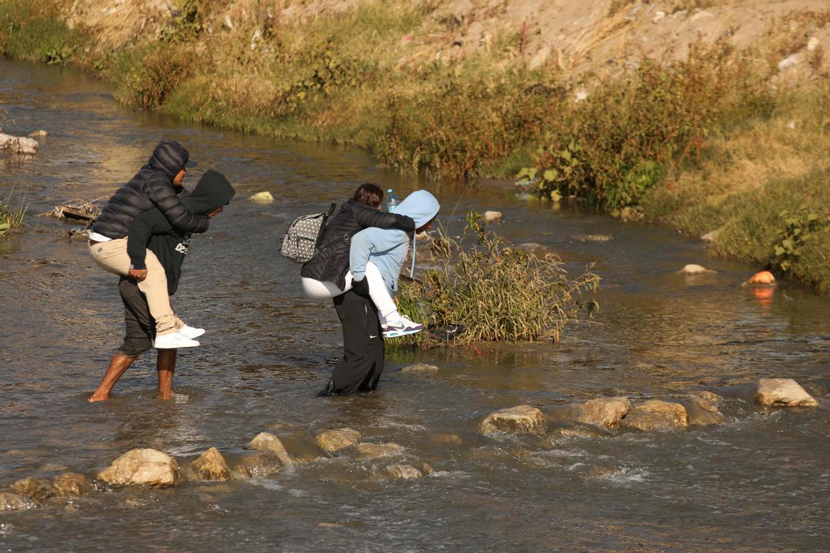 Un aluvión de inmigrantes cruzan Río Grande de Ciudad Juárez (México) a El Paso (Texas) ante un posible cambio en la política migratoria