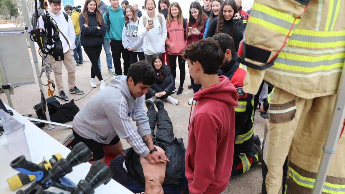 Los alumnos del IES Marc Ferrer hacen maniobras de reanimación en la feria.