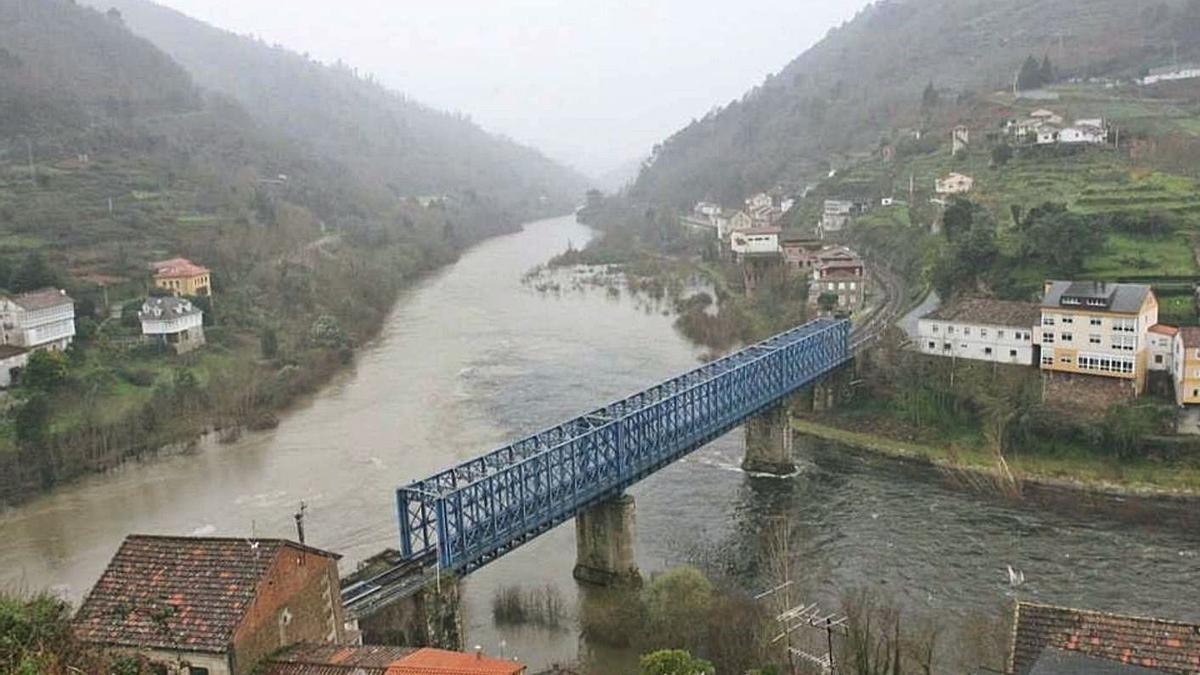 En Os Peares, se construirá una plataforma ferroviaria para una futura vía desviada.  |  // FDV