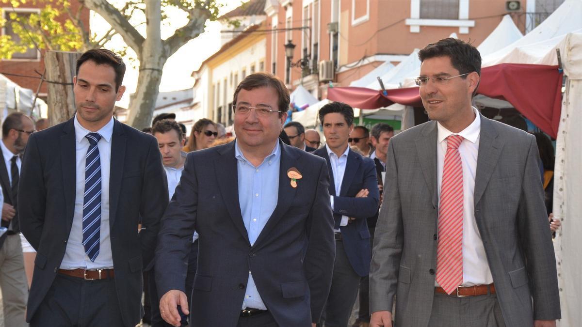 El presidente de la Junta Guillermo Fernández Vara y el alcalde de Valverde del Fresno, Ramón Díaz en una pasada edición de la feria.