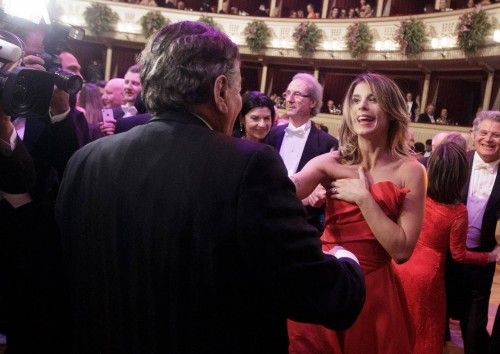 La ex novia de George Clooney, Elisabeta Canalis, ha sido la invitada de gala del Baile de la Ópera de Viena de 2015