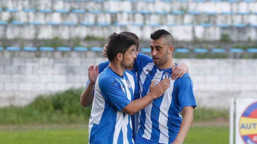 Jorge Rodríguez y Cristian celebran un gol al Lugones.