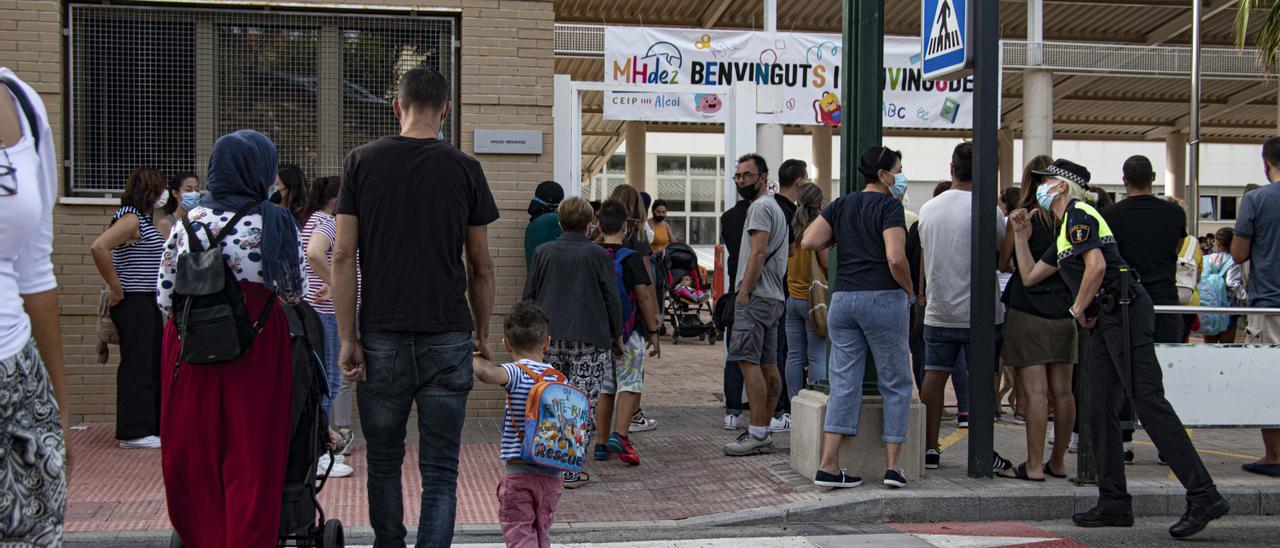 Niños accediendo al colegio Miguel Hernández de Alcoy acompañados por sus padres.