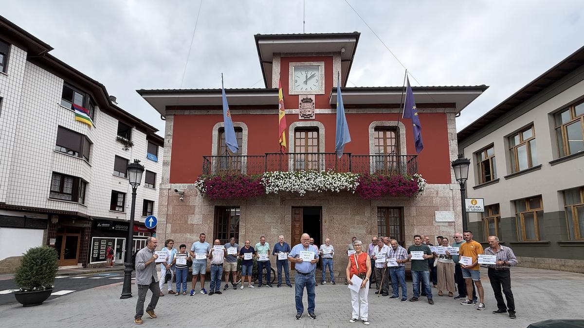 Protesta de vecinos de Llerandi (Parres) contra la destrucciòn de una laguna