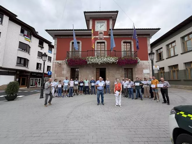 Protesta de vecinos de Llerandi (Parres) contra la destrucciòn de una laguna