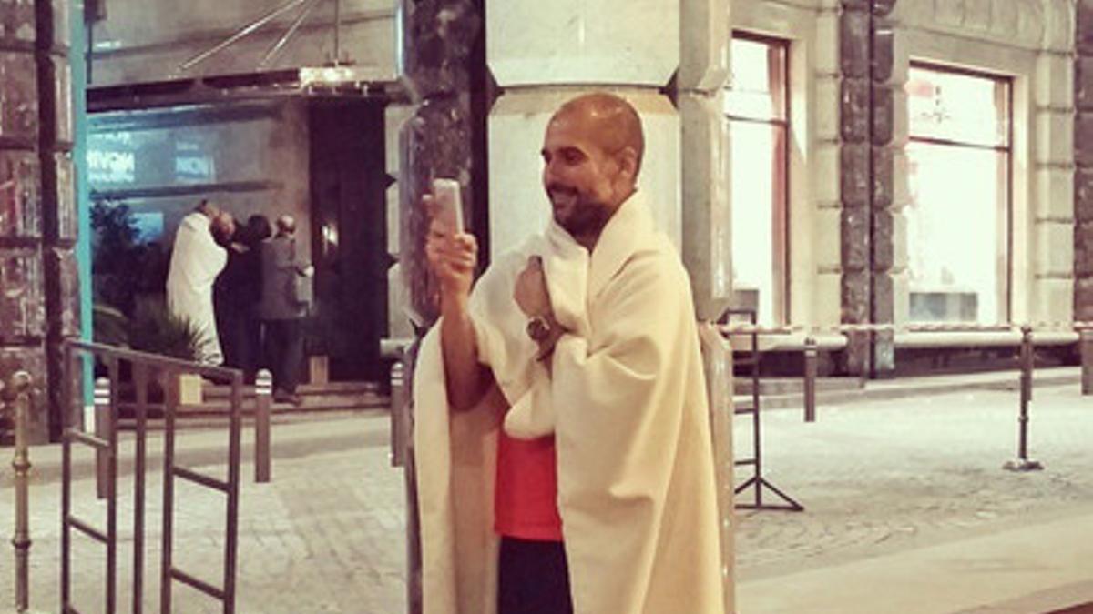 Pep Guardiola espera con una manta fuera del hotel en Moscú