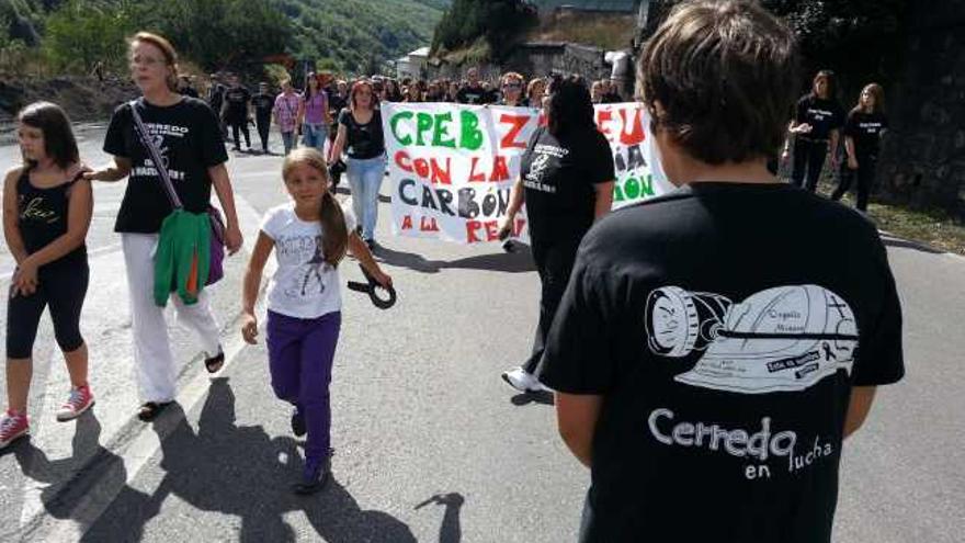 Un chaval muestra la camiseta «Cerredo en lucha» al paso de la «marcha negra» de ayer.