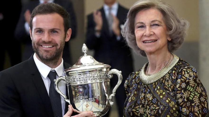 Mata recibe el Premio Reina Sofía.
