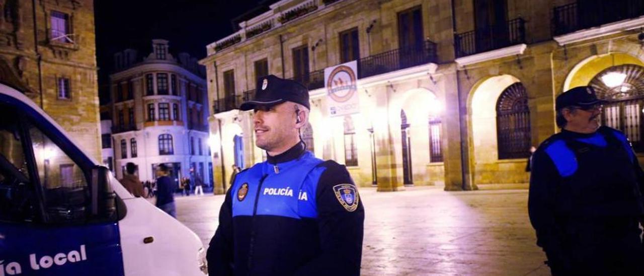 Un agente de la Policía Local destacado en el Oviedo antiguo.