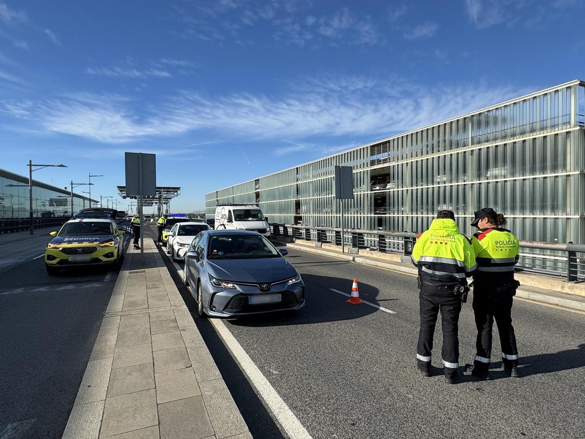 Control de los Mossos en el aeropuerto de Barcelona
