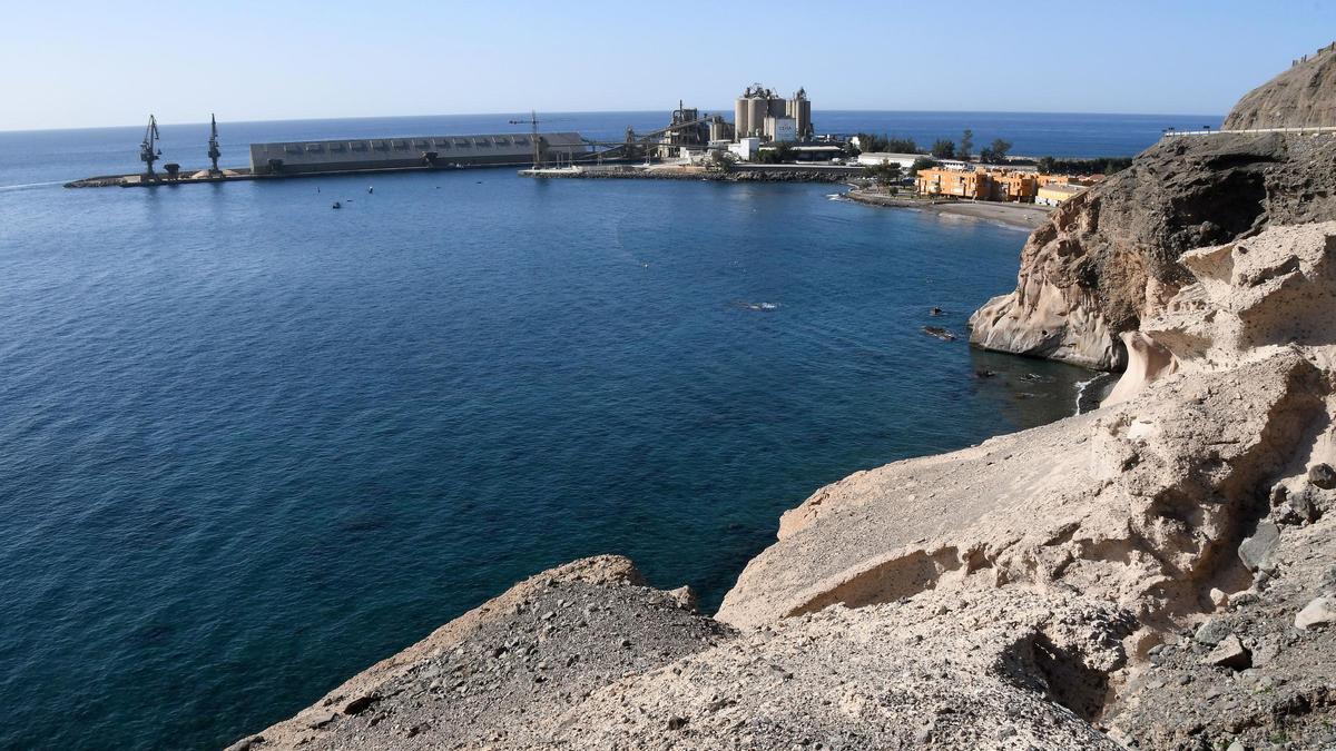 El puerto de Santa Águeda, en San Bartolomé de Tirajana (izquierda), ocupado por la cementera Ceisa.