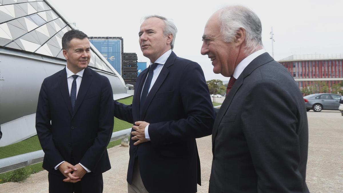 El ministro de Industria, Héctor Gómez, ha sido recibido a su llegada al Mobility City por el presidente Jorge Azcón y José Luis Rodrigo (Fundación Ibercaja).
