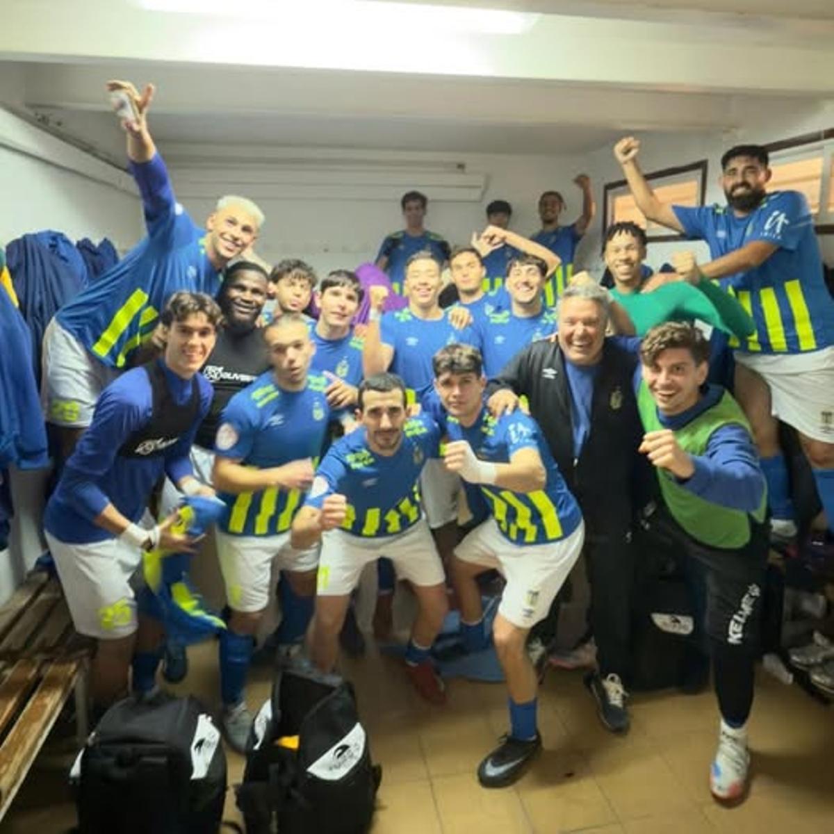 La plantilla del Inter Ibiza celebra el triunfo ante el Santanyí
