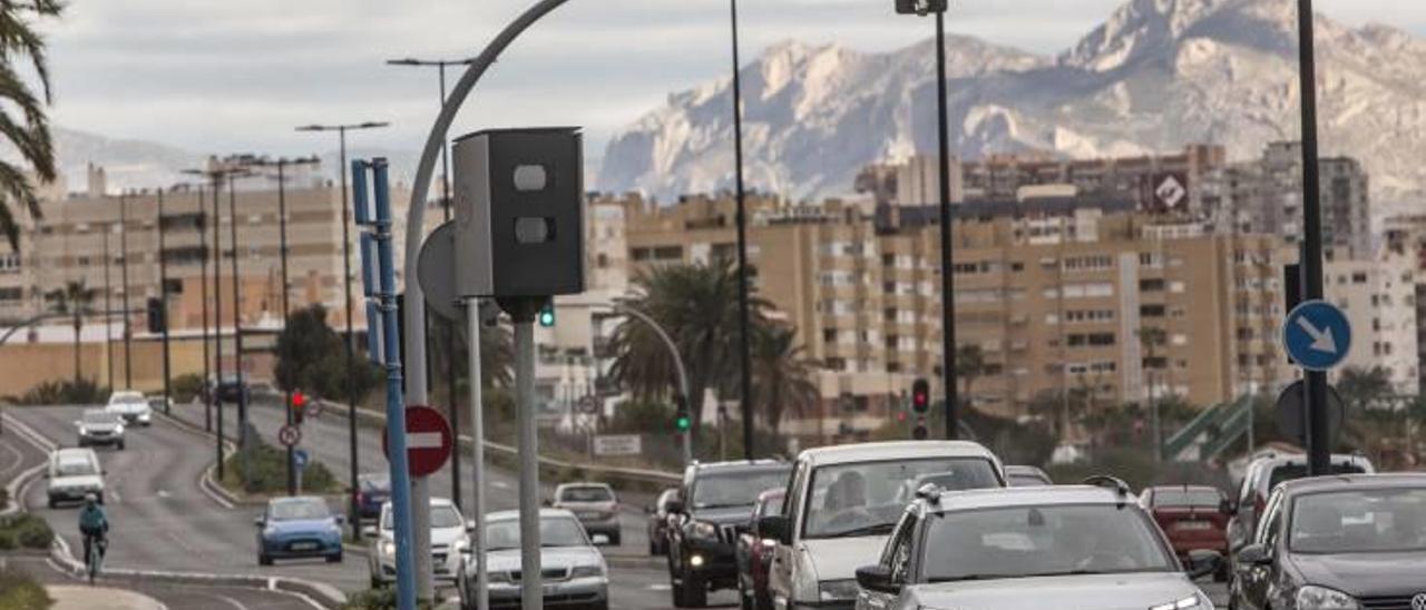 Una de las cajas que están vacías, sin radar para controlar la velocidad, en la avenida de Elche desde que terminaron las obras en el verano de 2017.