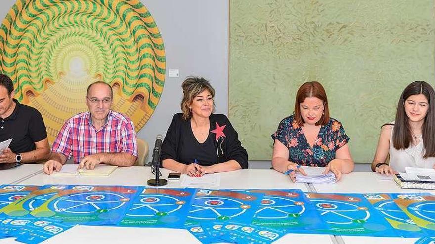 Franco, en el centro, junto a técnicos provinciales, de Cogami y de Combina Social, en la Diputación.