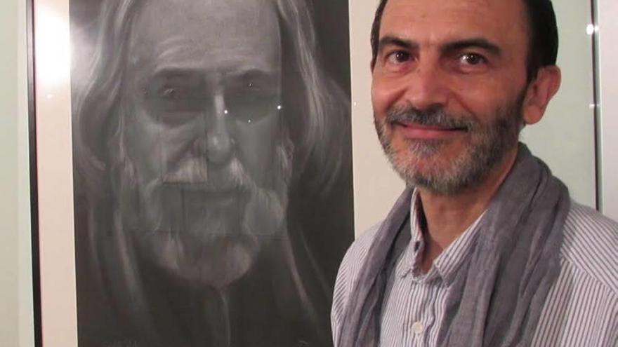 Emilio Villaescusa posa con uno de sus retratos.