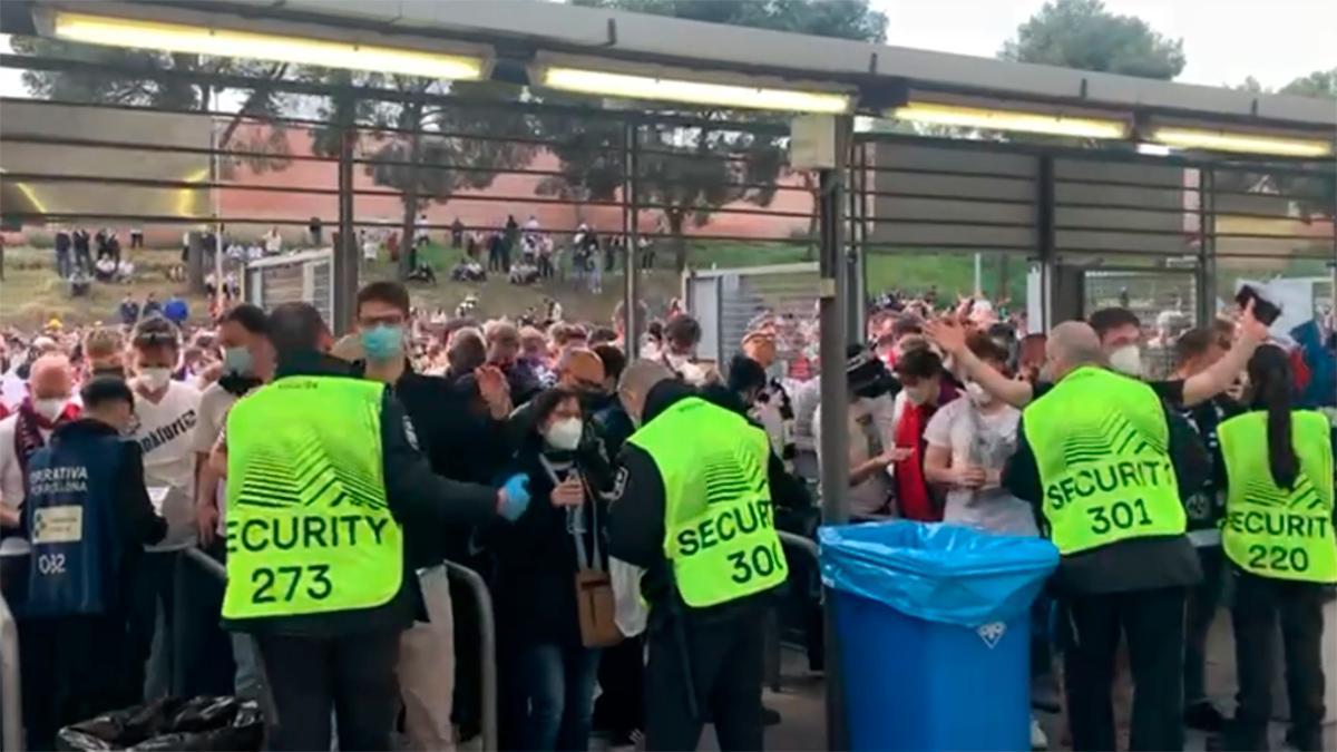 ¡Marabunta alemana para entrar al Camp Nou!