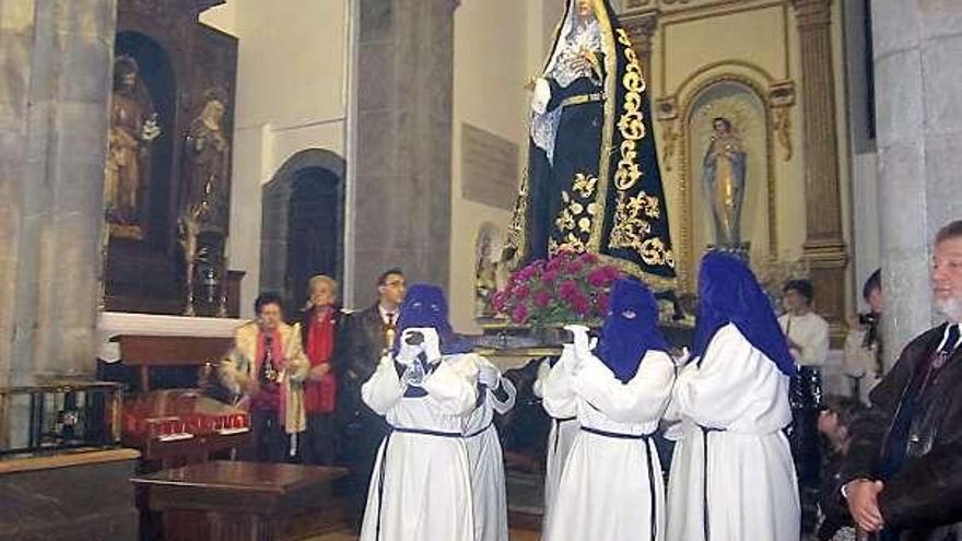 Los cofrades 
 de Grado 
 estrenan hábitos