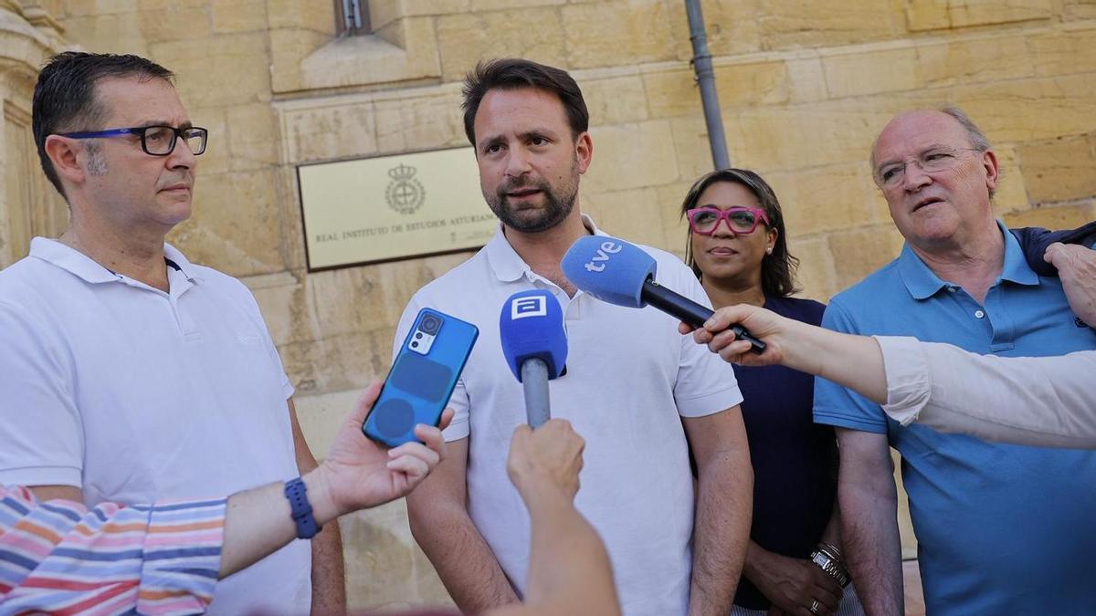 Álvaro Queipo, ante la sede del RIDEA, flanqueado por José Luis Costillas, Sandra Camino y José Agustín Cuervas-Mons.