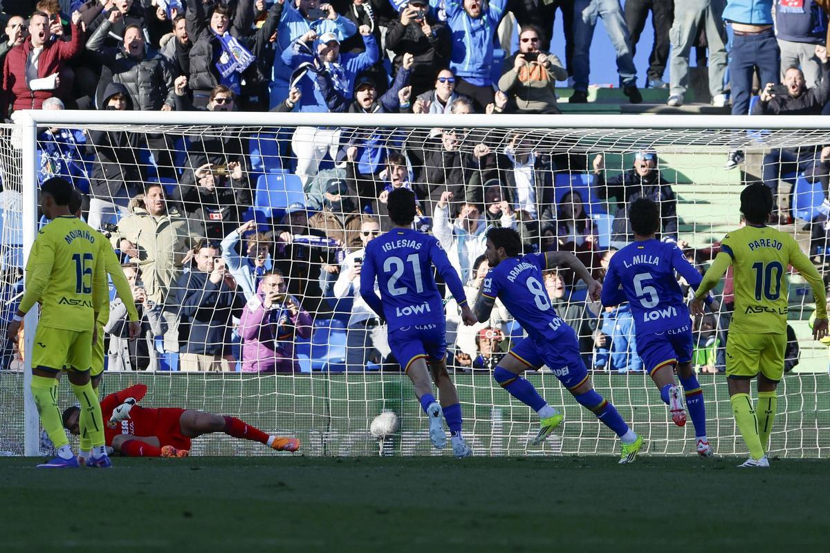 Arambarri abrió el marcador desde el punto de penalti.
