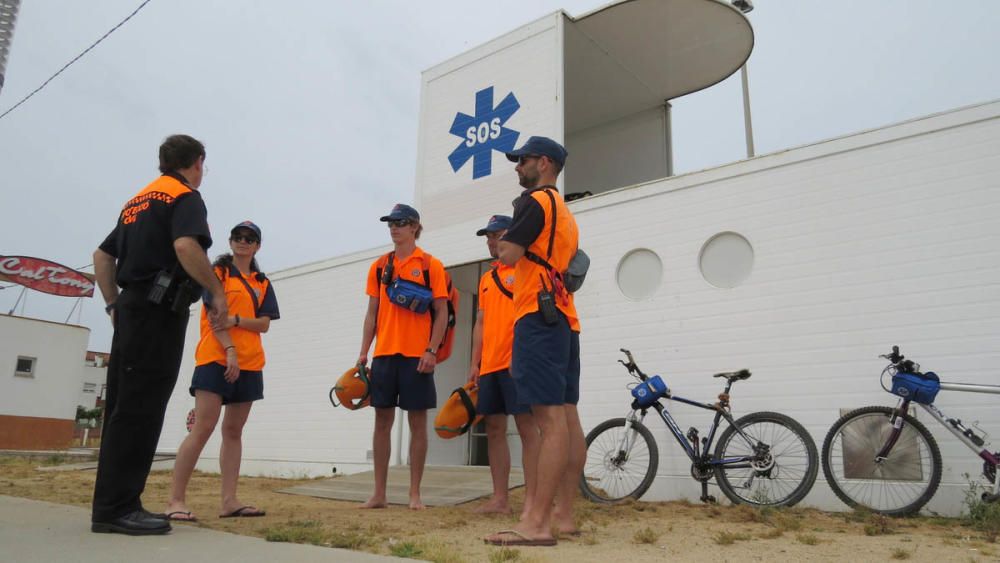 Setze socorristes fan més segures les platges de Blanes