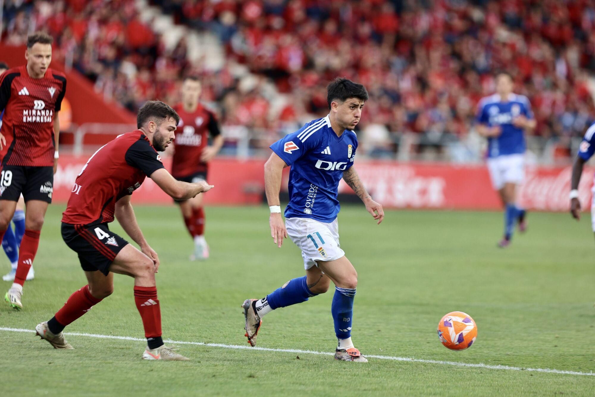 EN IMÁGENES: Ambientazo en la ida de la final por el ascenso a Primera entre Mirandés y Oviedo