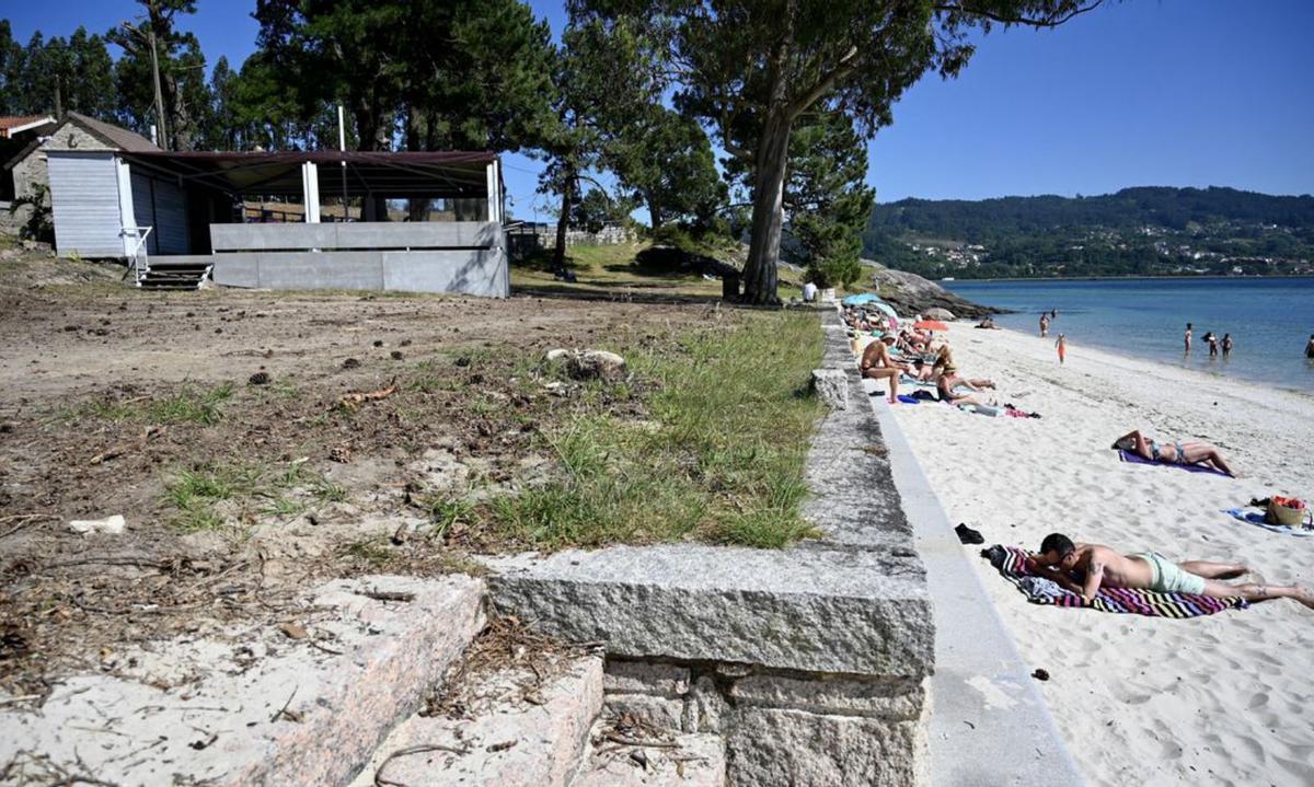 Ninguna playa sin su chiringuito en las Rías Baixas