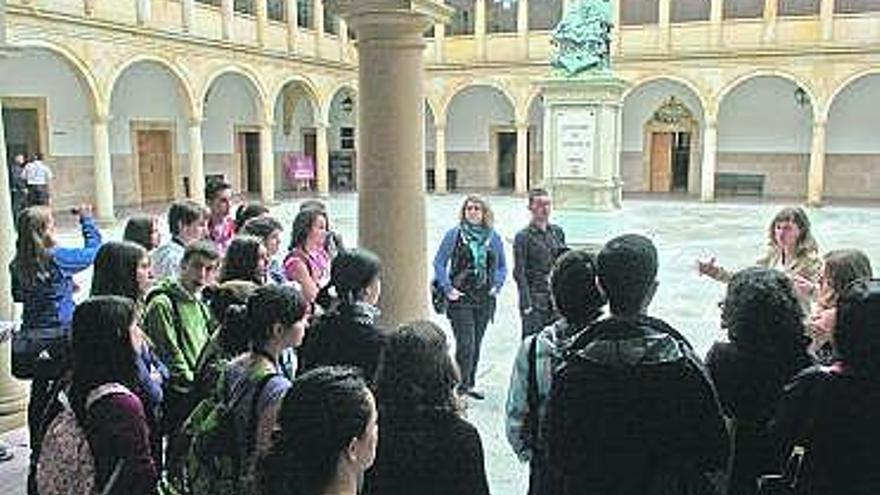 Alumnos del Campus Científico, en el Edificio Histórico de la Universidad.