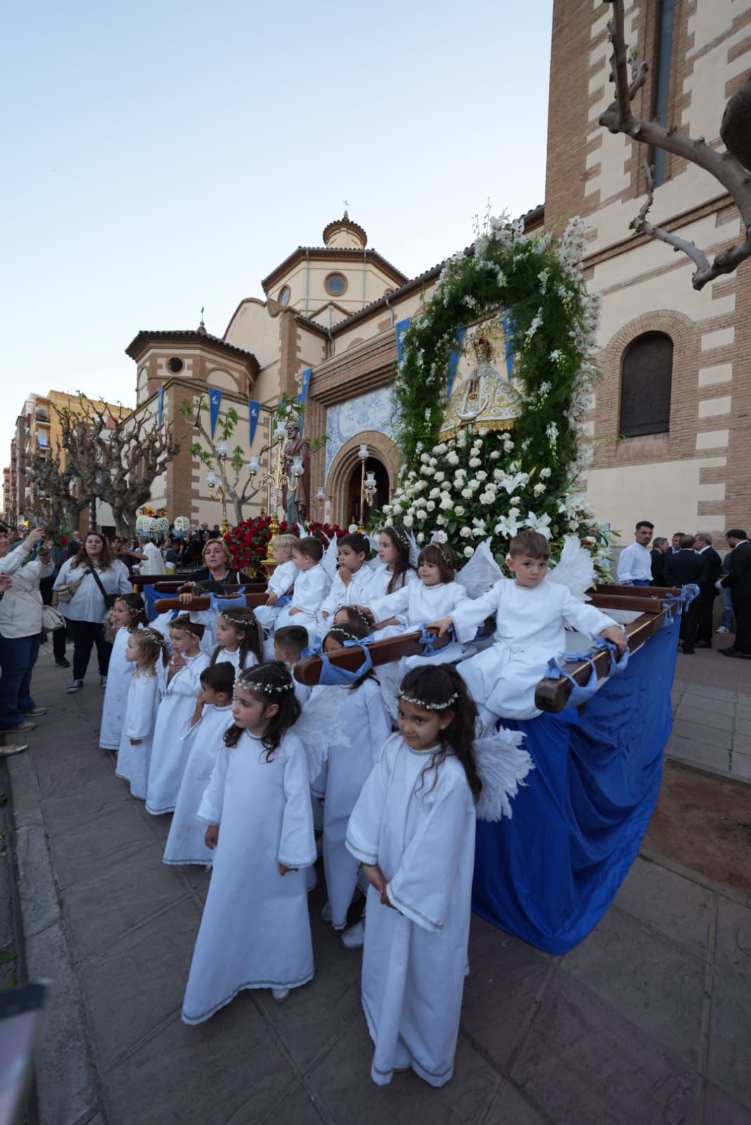 Galería de imágenes: La Virgen del Lledó llega a la plaza de la Virgen del Carmen en el Gau