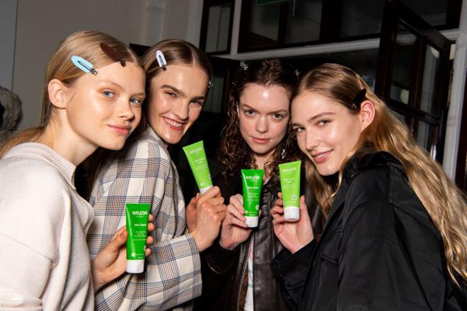 Las modelos del desfile de Victoria Beckham usaron la crema de 10 euros favorita de Victoria Beckham, Skin Food de Weleda